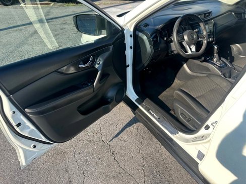 Used 2017 Nissan Rogue SV image 12