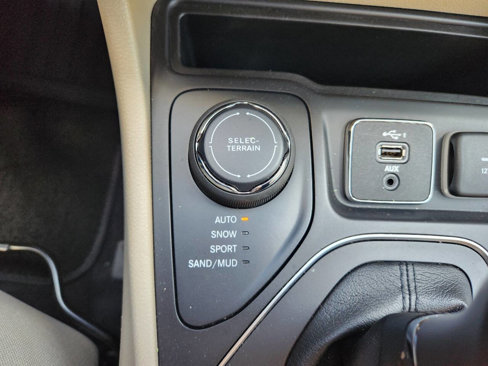 Used 2019 Jeep Cherokee Latitude w/ Cold Weather Group image 24
