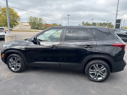 Used 2023 Kia Seltos LX image 4