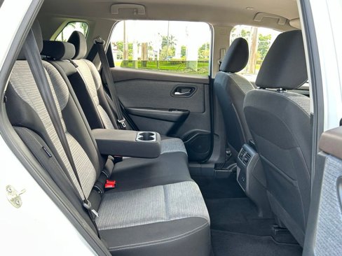 Used 2023 Nissan Rogue SV image 31