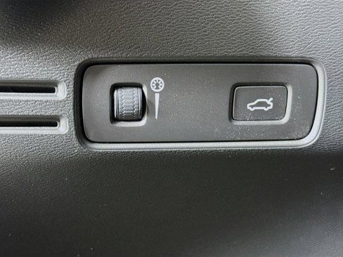 Used 2020 Volvo XC40 T5 Momentum image 10