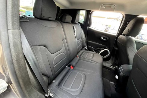 Used 2018 Jeep Renegade Latitude image 18
