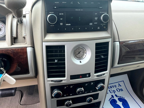 Used 2010 Chrysler Town & Country Touring image 32