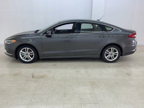 Used 2018 Ford Fusion SE image 2