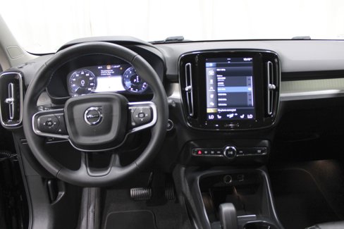 Used 2022 Volvo XC40 T4 Momentum image 2
