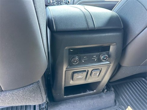Used 2023 Chevrolet Traverse Premier image 22