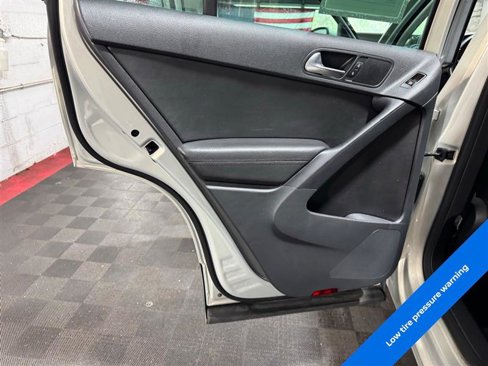 Used 2014 Volkswagen Tiguan SE image 10