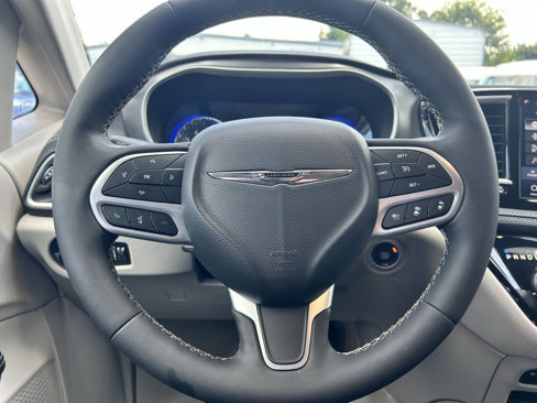 Used 2022 Chrysler Pacifica Touring-L image 17