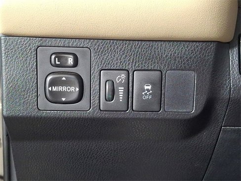 Used 2015 Toyota RAV4 Limited image 25