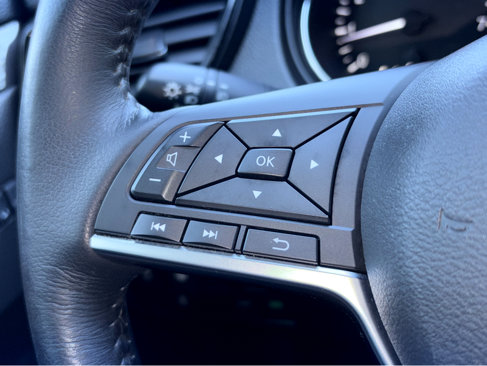 Used 2019 Nissan Rogue SV w/ Premium Package image 18