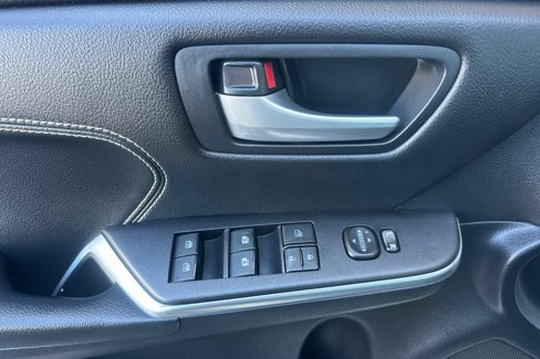 Used 2015 Toyota Camry image 11