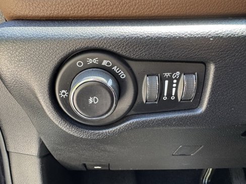 Used 2019 Chrysler Pacifica Limited w/ Advanced Safetytec Group image 35