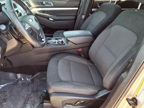 Used 2017 Ford Explorer XLT image 7