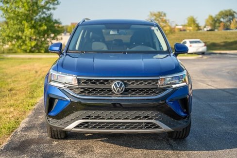 Certified 2022 Volkswagen Taos SE image 3