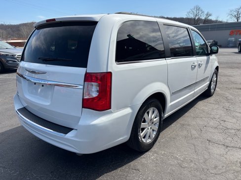 Used 2016 Chrysler Town & Country Touring image 7