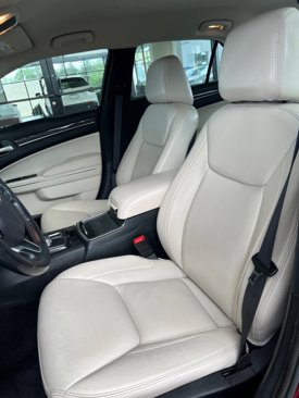 Used 2016 Chrysler 300 Limited image 8