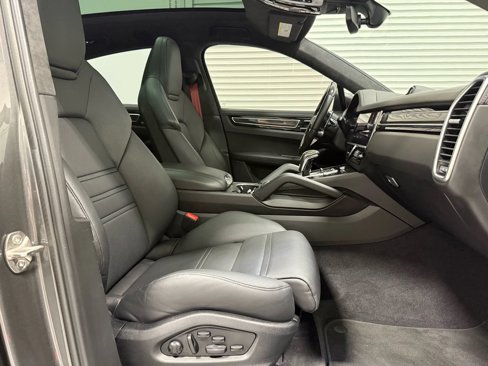 Used 2023 Porsche Cayenne GTS image 39