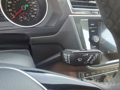 Used 2020 Volkswagen Tiguan SE w/ Panoramic Sunroof Package image 25