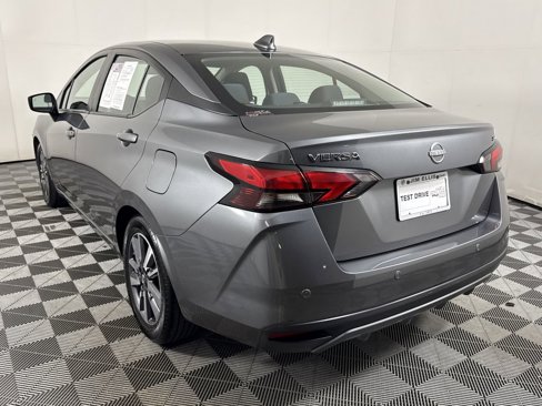 Used 2023 Nissan Versa SV image 4