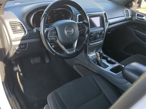 Used 2021 Jeep Grand Cherokee Laredo image 2