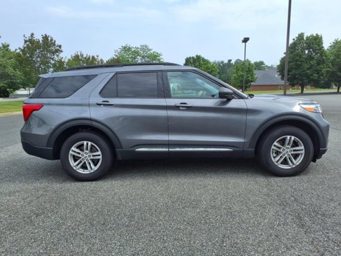 Used 2022 Ford Explorer XLT image 3