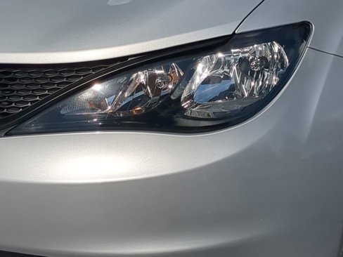 Used 2022 Chrysler Voyager LX image 10