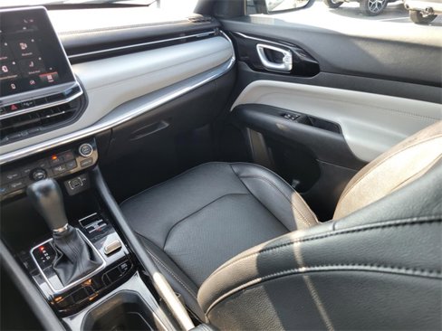 Used 2023 Jeep Compass Limited image 16