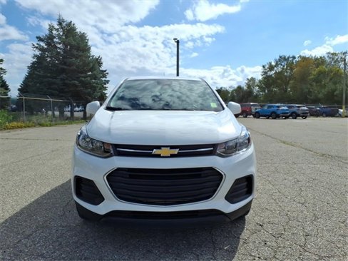 Used 2022 Chevrolet Trax LS w/ Tint and Cruise Package image 2