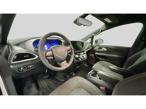Used 2023 Chrysler Pacifica Touring image 10