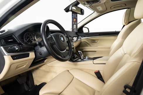 Used 2011 BMW 550i xDrive Sedan image 14