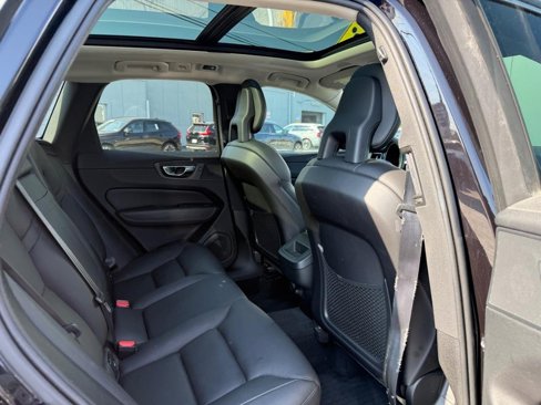 Used 2018 Volvo XC60 T6 Momentum w/ Advanced Package image 11