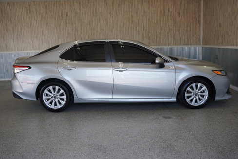 Used 2018 Toyota Camry LE image 6