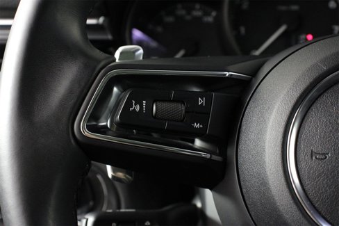 Certified 2025 Porsche Macan image 14
