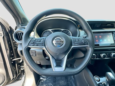 Used 2020 Nissan Kicks S image 11