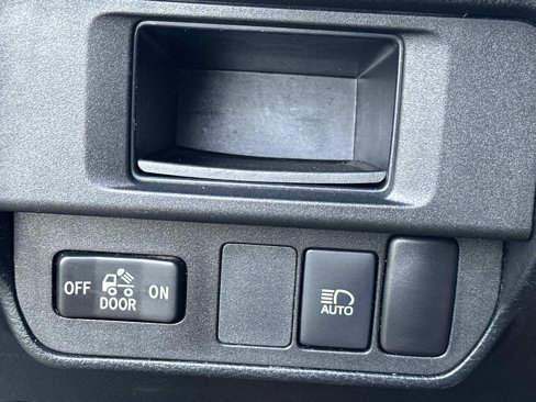 Used 2018 Toyota Tacoma SR image 12