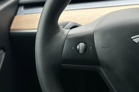 Used 2022 Tesla Model Y Long Range image 24