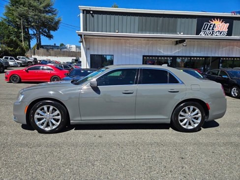Used 2018 Chrysler 300 Touring L image 9