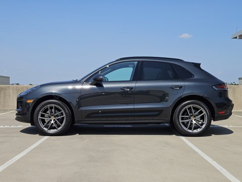 Certified 2025 Porsche Macan image 2