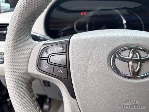 Used 2014 Toyota Sienna XLE image 23
