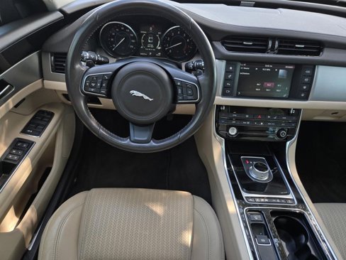 Used 2016 Jaguar XF Prestige image 17