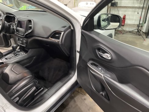 Used 2019 Jeep Cherokee Latitude Plus w/ Cold Weather Group image 17