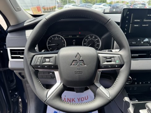 New 2025 Mitsubishi Outlander SE image 16