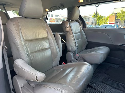 Used 2016 Toyota Sienna XLE image 11