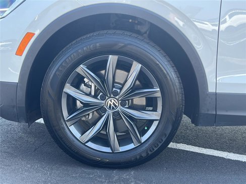 Used 2022 Volkswagen Tiguan SE w/ Panoramic Sunroof Package image 34