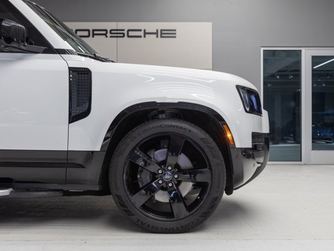 Used 2023 Land Rover Defender 130 X-Dynamic SE image 11