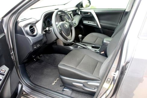 Used 2017 Toyota RAV4 LE image 9
