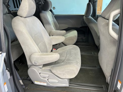 Used 2019 Toyota Sienna L image 11