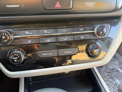 Used 2019 Kia Sedona LX image 28