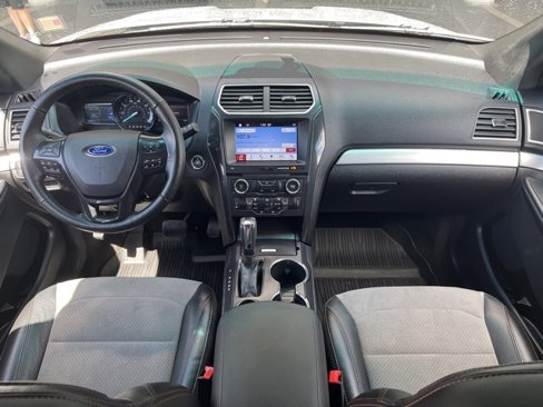 Used 2017 Ford Explorer XLT w/ Equipment Group 202A image 9