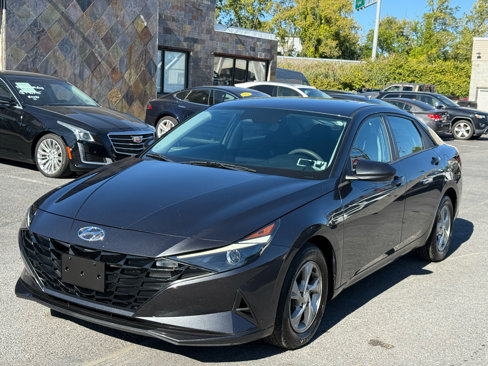 Used 2022 Hyundai Elantra SE image 2